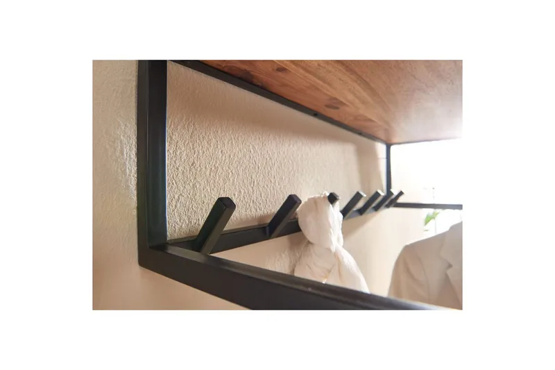 Vegghylle Wohnling Vegghengt knaggrekke i metall med massivt tre 80 cm industriell - Oppbevaring - Hylle - Hattehylle