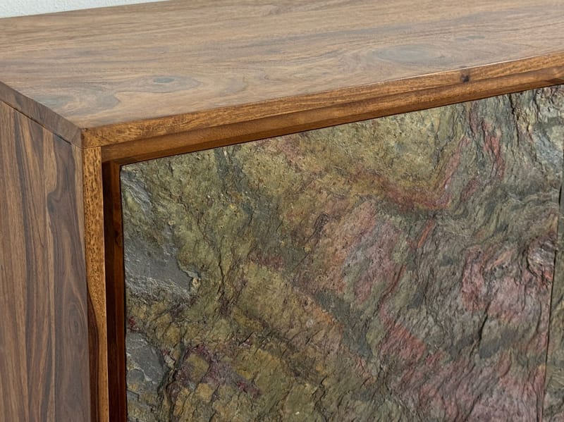 Corena skjenk 150 cm - naturbrun med flerfargede fronter i steinimitasjon og svarte ben - Oppbevaring - Oppbevaringsmøbler - Sideboard & skjenk