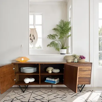 Jesvik skjenk 175x71x40 cm i massivt sheeshamtre med fronter i steinlook - hvit og naturtre - Oppbevaring - Oppbevaringsmøbler - Sideboard & skjenk