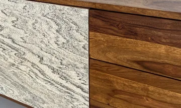 Jesvik skjenk 175x71x40 cm i massivt sheeshamtre med fronter i steinlook - hvit og naturtre - Oppbevaring - Oppbevaringsmøbler - Sideboard & skjenk