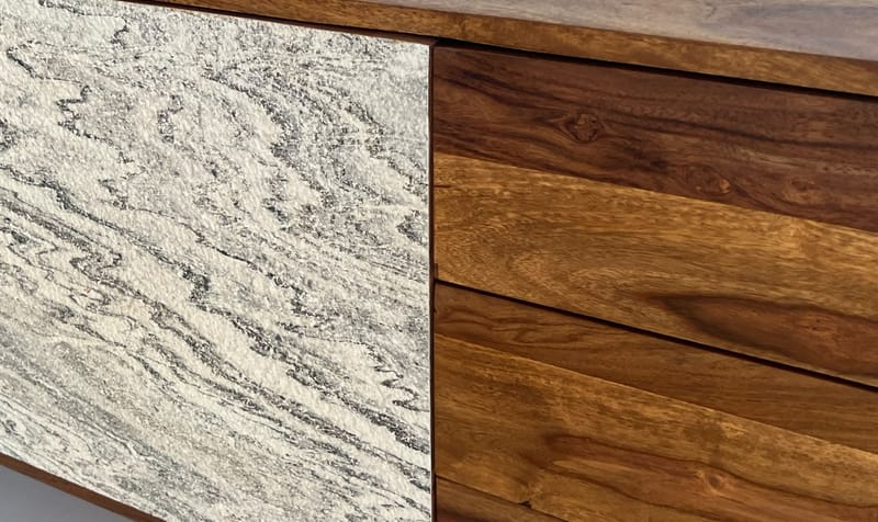 Jesvik skjenk 175x71x40 cm i massivt sheeshamtre med fronter i steinlook - hvit og naturtre - Oppbevaring - Oppbevaringsmøbler - Sideboard & skjenk