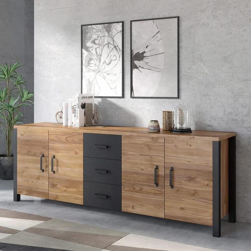 Olin Skjenk med 4 Dører og 3 Skuffer 220 cm i Tre med Furuutseende - Mellombrun - Oppbevaring - Oppbevaringsmøbler - Sideboard & skjenk