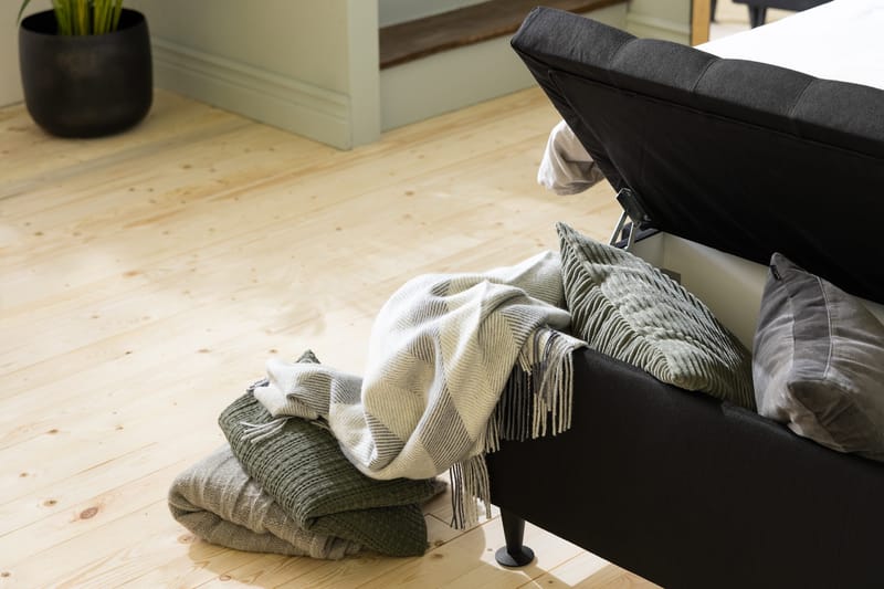 Ella Sengebenk 140cm Dypheftet - Svart - Oppbevaring - Oppbevaringsmøbler - Oppbevaringskiste & sengekiste