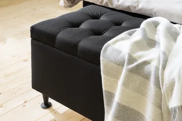 Ella Sengebenk 140cm Dypheftet - Svart - Oppbevaring - Oppbevaringsmøbler - Oppbevaringskiste & sengekiste