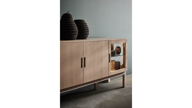 Skjenk Odlund med Glassdør & Belysning - Hvitpigmentert eikefinér - Oppbevaring - Oppbevaringsmøbler - Sideboard & skjenk