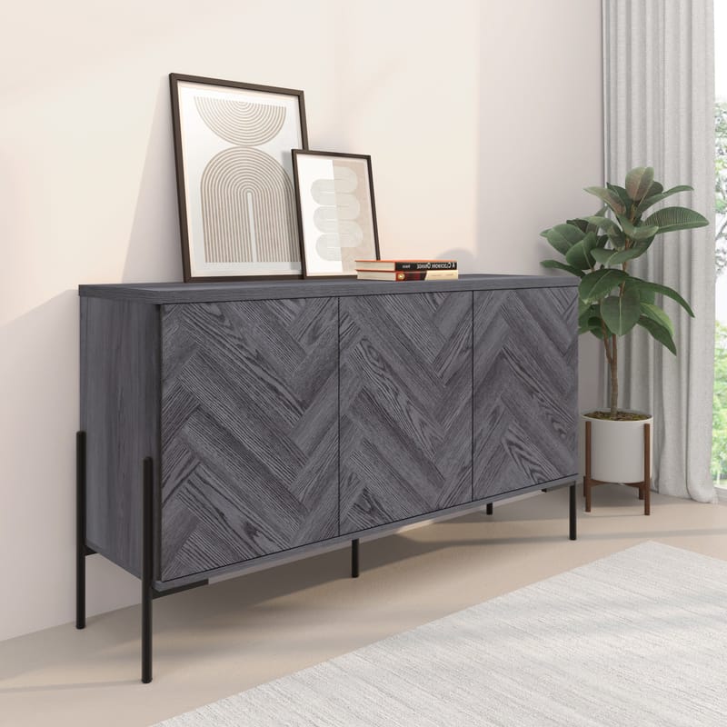 Skjenk Loft24 Charlene Grått fiskebein/grå eik 3 dører - Grå eik i fiskebeinsmønster / grå eik - Oppbevaring - Oppbevaringsmøbler - Sideboard & skjenk