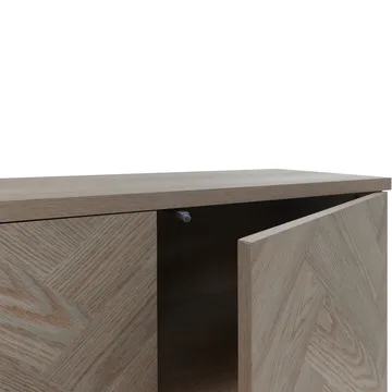 Skjenk Loft24 Charlene Naturfarget fiskebein/naturfarget eik 3 dører - Naturfarget eik i fiskebeinsmønster / naturfarget eik - Oppbevaring - Oppbevaringsmøbler - Sideboard & skjenk