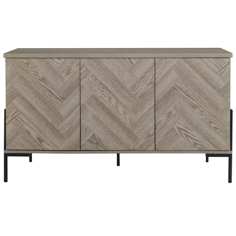 Skjenk Loft24 Charlene Naturfarget fiskebein/naturfarget eik 3 dører - Naturfarget eik i fiskebeinsmønster / naturfarget eik - Oppbevaring - Oppbevaringsmøbler - Sideboard & skjenk