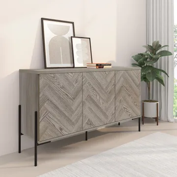 Skjenk Loft24 Charlene Naturfarget fiskebein/naturfarget eik 3 dører - Naturfarget eik i fiskebeinsmønster / naturfarget eik - Oppbevaring - Oppbevaringsmøbler - Sideboard & skjenk