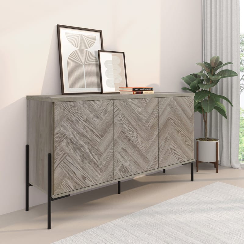 Skjenk Loft24 Charlene Naturfarget fiskebein/naturfarget eik 3 dører - Naturfarget eik i fiskebeinsmønster / naturfarget eik - Oppbevaring - Oppbevaringsmøbler - Sideboard & skjenk