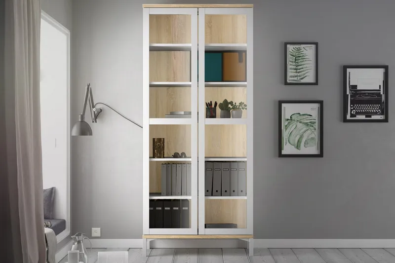 Roomers Vitrineskap 89 cm 2 Dører med Ben - Hvit/Eik - Oppbevaring - Skap - Vitrineskap