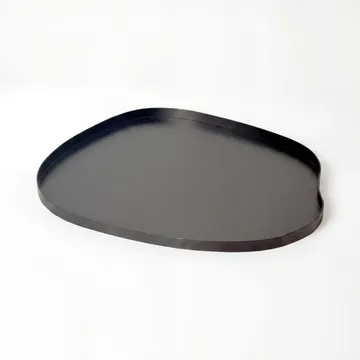 Ralven dekorasjonsfat 50 cm i metall med organisk design - matt svart - Servering & borddekking - Brikker & tallerkener - Serveringsbrett & serveringsfat