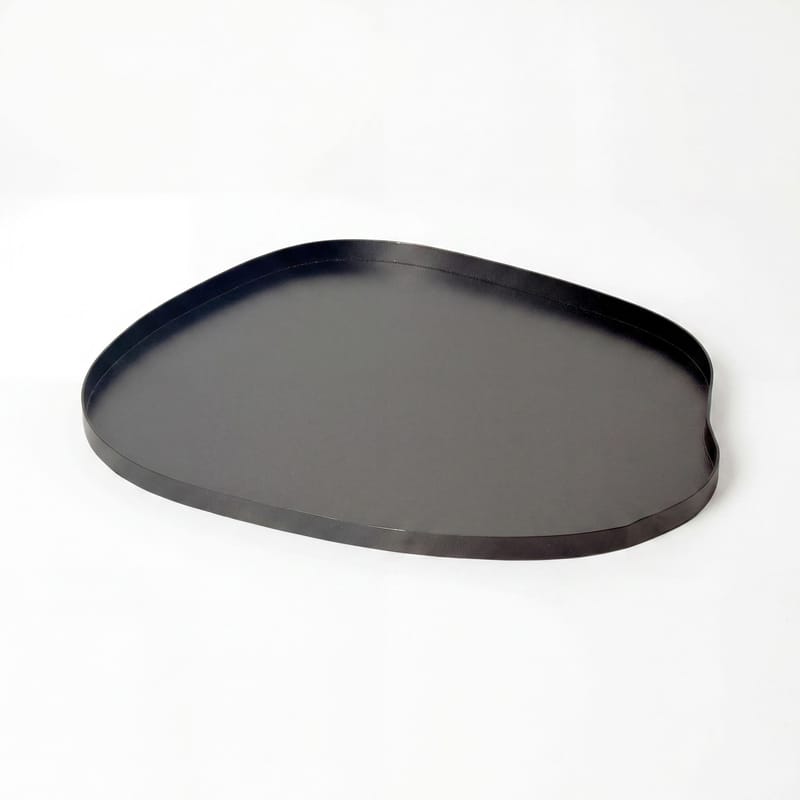 Ralven dekorasjonsfat 50 cm i metall med organisk design - matt svart - Servering & borddekking - Brikker & tallerkener - Serveringsbrett & serveringsfat