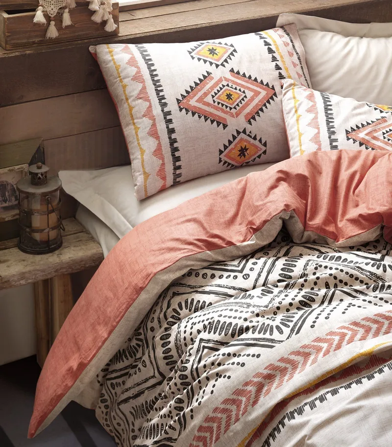 Botswana sengesett 240x220 cm - Teglrød Gul Hvit Svart - Tekstiler & tepper - Sengetøy - Sengesett - Dynetrekksett dobbeltseng