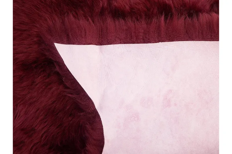 Uluru Saueskinn 65x110 cm - Rød - Tekstiler & tepper - Teppe & matte - Skinn & pelstepper - Saueskinn